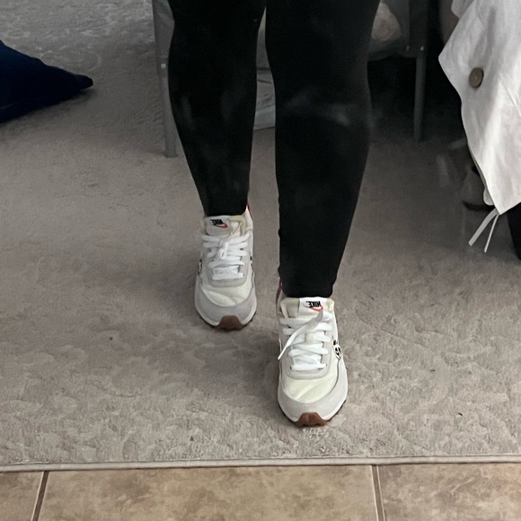 Nike. Size 5. Great condition. Lightly worn. - Picture 2 of 5